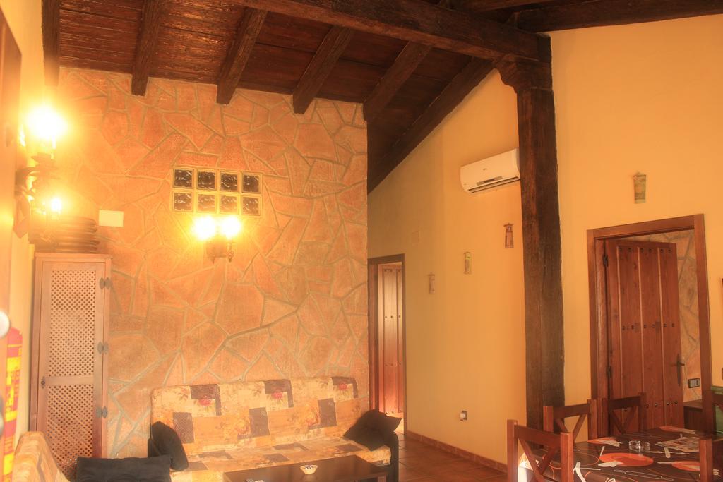 La Cueva Del Lince Hostal Zarza De Granadilla Habitación foto
