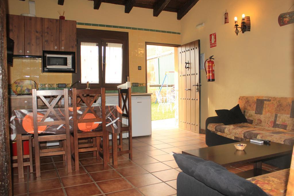La Cueva Del Lince Hostal Zarza De Granadilla Habitación foto