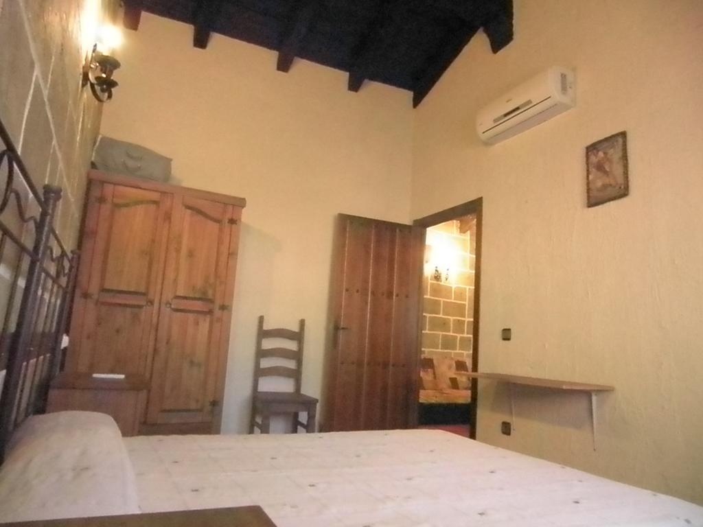 La Cueva Del Lince Hostal Zarza De Granadilla Exterior foto