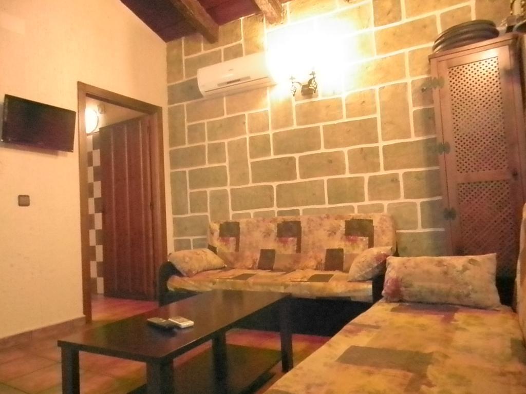 La Cueva Del Lince Hostal Zarza De Granadilla Exterior foto