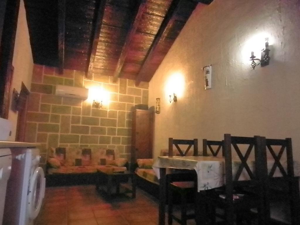 La Cueva Del Lince Hostal Zarza De Granadilla Exterior foto