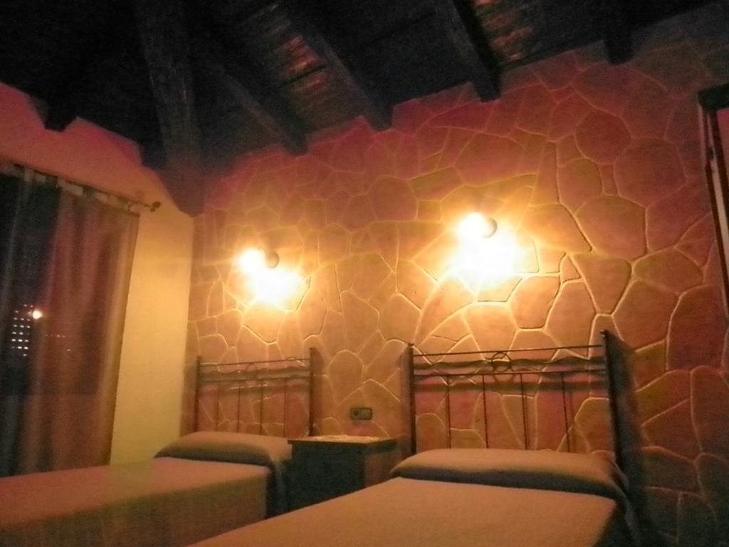 La Cueva Del Lince Hostal Zarza De Granadilla Exterior foto
